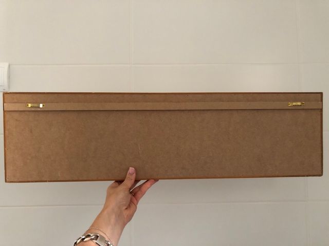 Marco de madera con pinzas