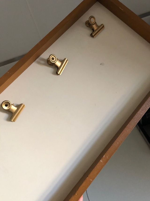 Marco de madera con pinzas