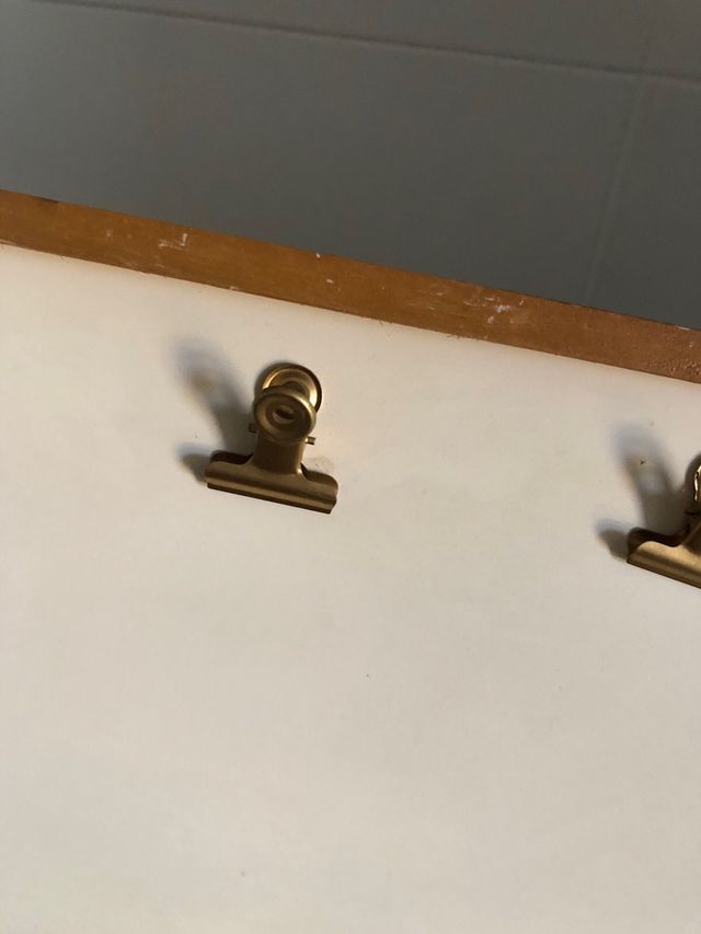 Marco de madera con pinzas