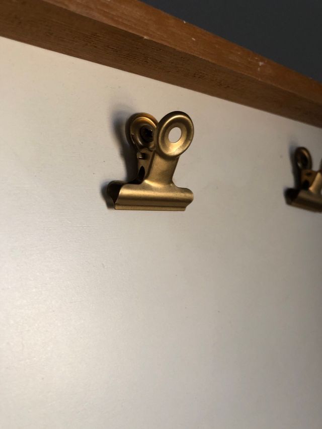 Marco de madera con pinzas