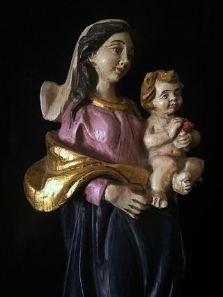 Virgen María de madera con el niño