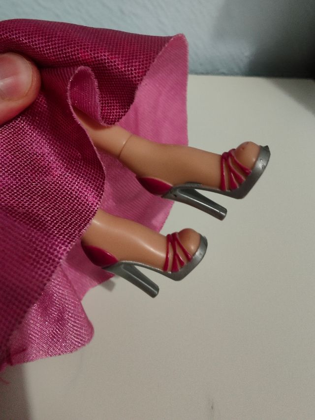 ENCERRAR O DESFILE DE MODA À NOITE USAR BONECA BRATZ