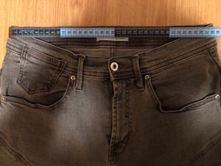 Pantalón Zara gris estilo motero