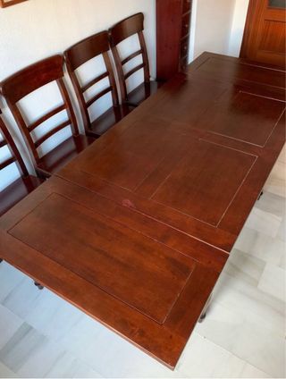 Mesa y 4 sillas de nogal