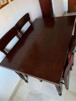 Mesa y 4 sillas de nogal