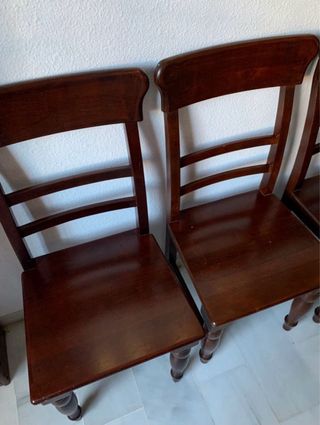 Mesa y 4 sillas de nogal