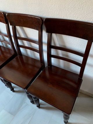 Mesa y 4 sillas de nogal