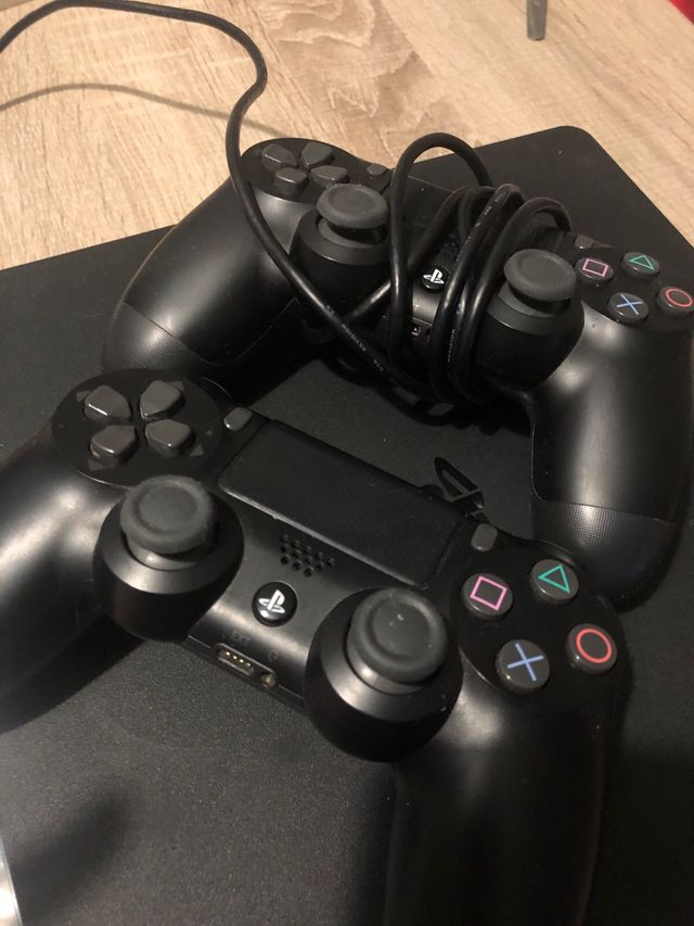 PS4 + NBA 2K17 + FIFA17 + 3 MANDOS