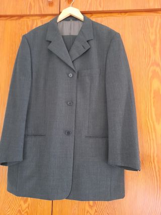 Traje de hombre gris oscuro