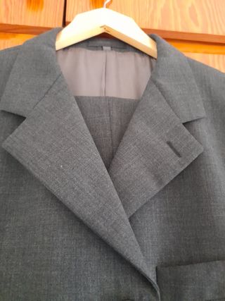 Traje de hombre gris oscuro