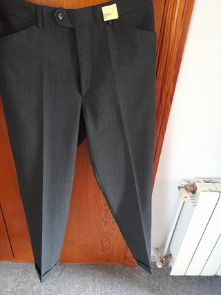 Traje de hombre gris oscuro