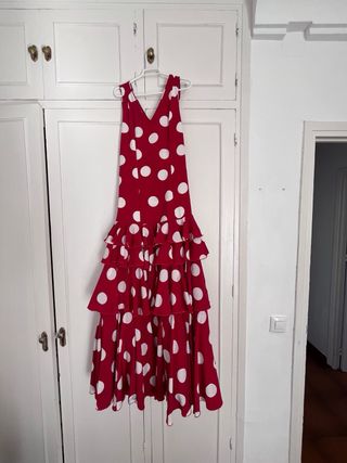 vestido de flamenca rojo con lunares blancos