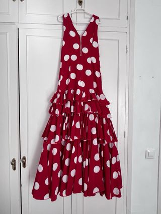 vestido de flamenca rojo con lunares blancos