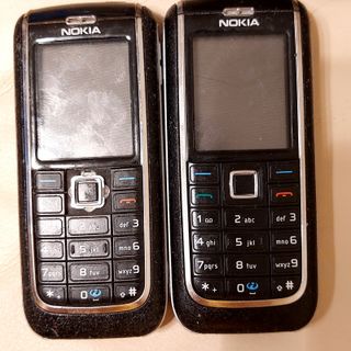 CONFEZIONE DA 2 UNITÀ NOKIA 6151 IN OMAGGIO