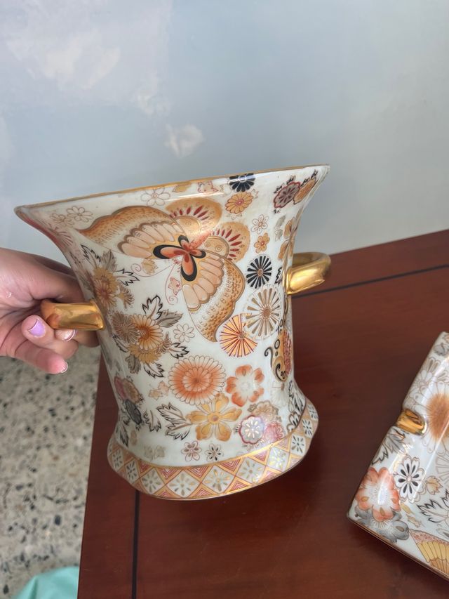 Conjunto florero, cenicero y caja con tapa