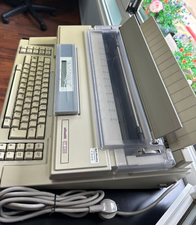 Máquina de escribir electrónica Olivetti ET 2300