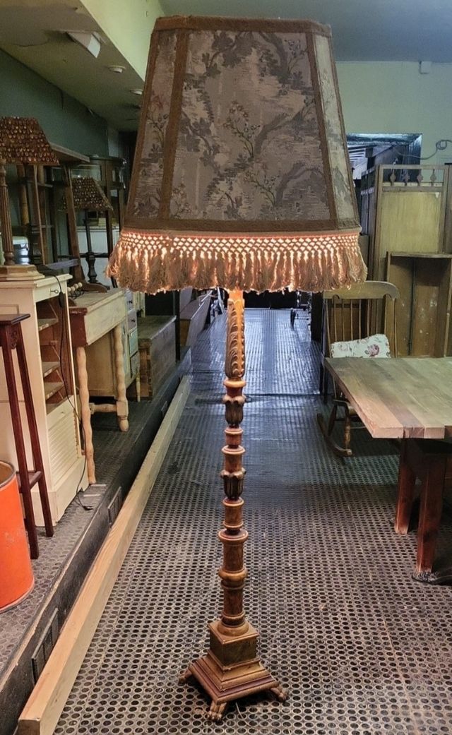 LÁMPARA DE PIE de MADERA. ANTIGUA