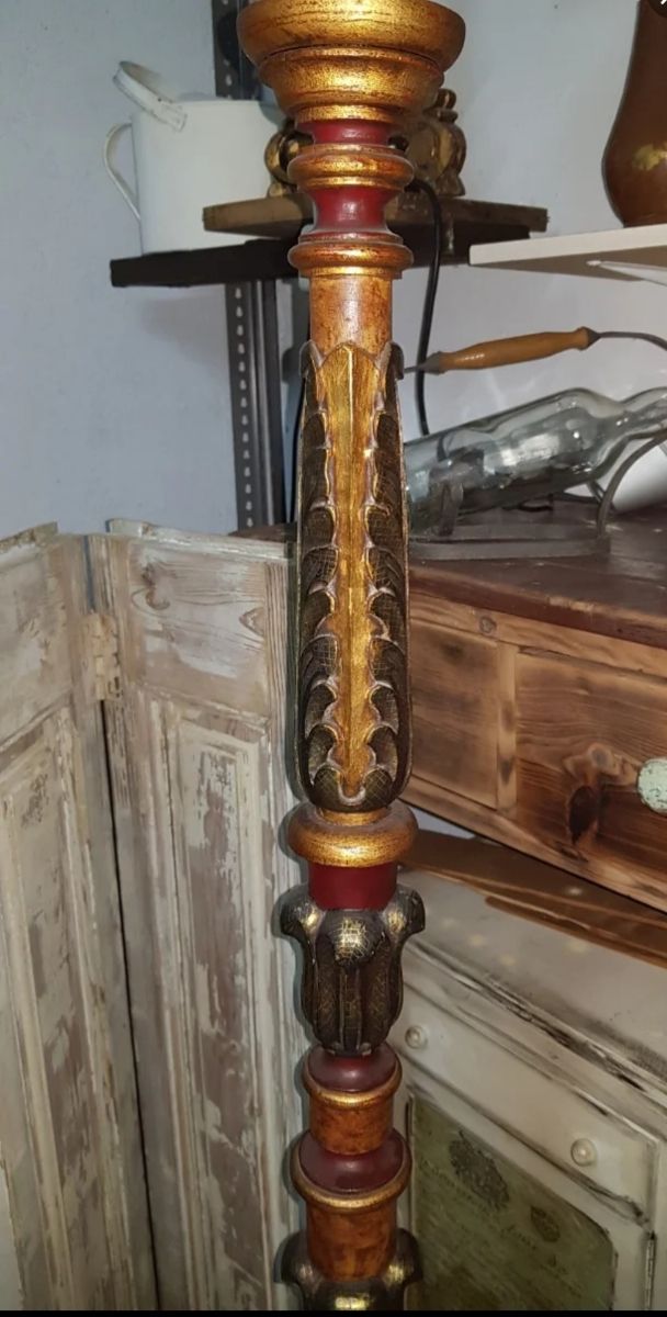 LÁMPARA DE PIE de MADERA. ANTIGUA