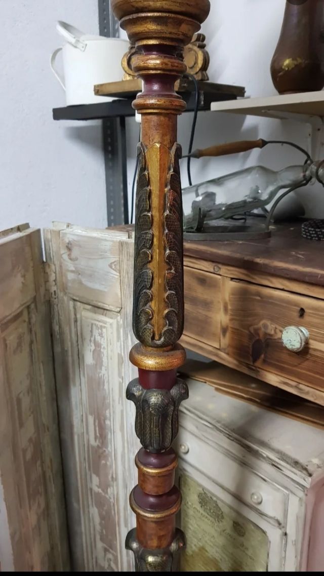 LÁMPARA DE PIE de MADERA. ANTIGUA