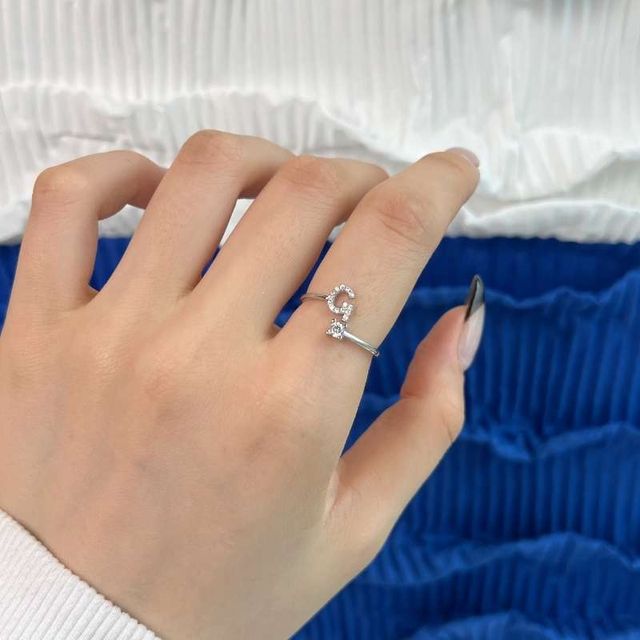 Anello con lettera personalizzata.