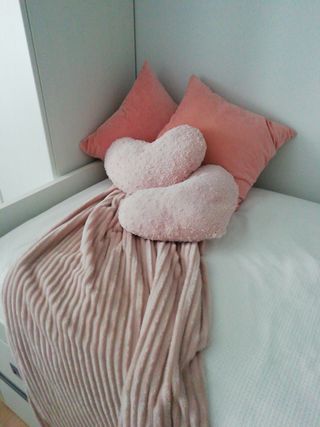 Cojines y manta para cama