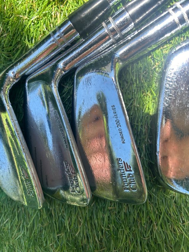 Juego Palos de golf Founders Club forjados