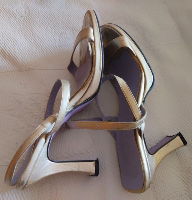 Sandalias doradas, núm. 37