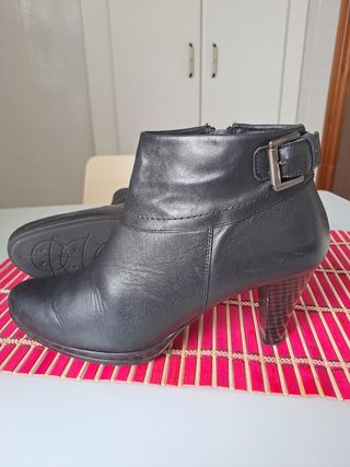 Botin piel  mujer negros.