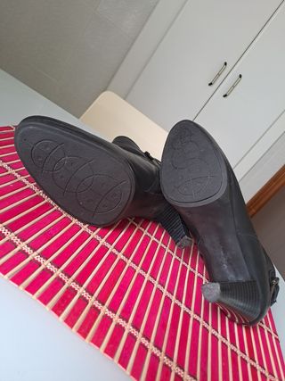 Botin piel  mujer negros.
