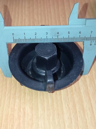 Tuercas para rueda de repuesto del Seat 127.