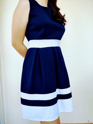VESTIDO AZUL OSCURO Y BLANCO CORTO SIN MANGAS