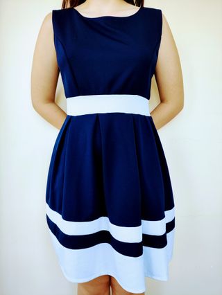 VESTIDO AZUL OSCURO Y BLANCO CORTO SIN MANGAS