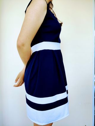 VESTIDO AZUL OSCURO Y BLANCO CORTO SIN MANGAS