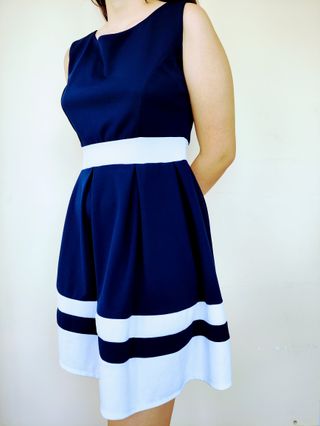 VESTIDO AZUL OSCURO Y BLANCO CORTO SIN MANGAS