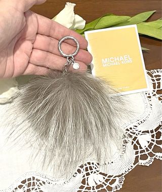 LLAVERO/CHARM GRIS MICHAEL KORS