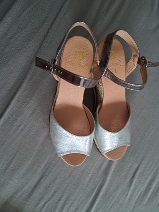 sandalias plateadas