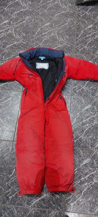 Mono ropa de nieve o esqui