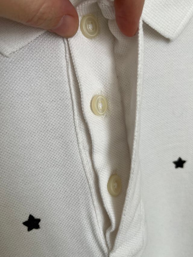 Polo Blanco con Estrellas