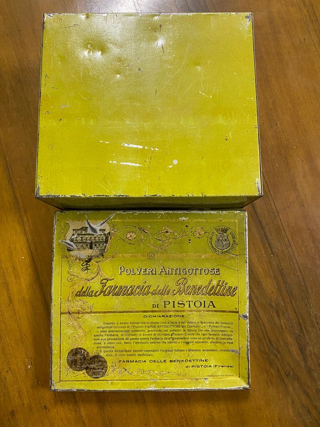 Scatola scatole vintage vecchie in latta