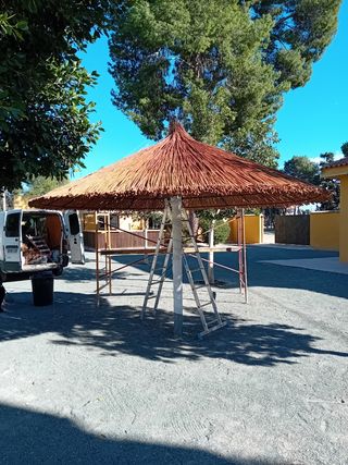 Se hacen sombrillas y pergolas.ect