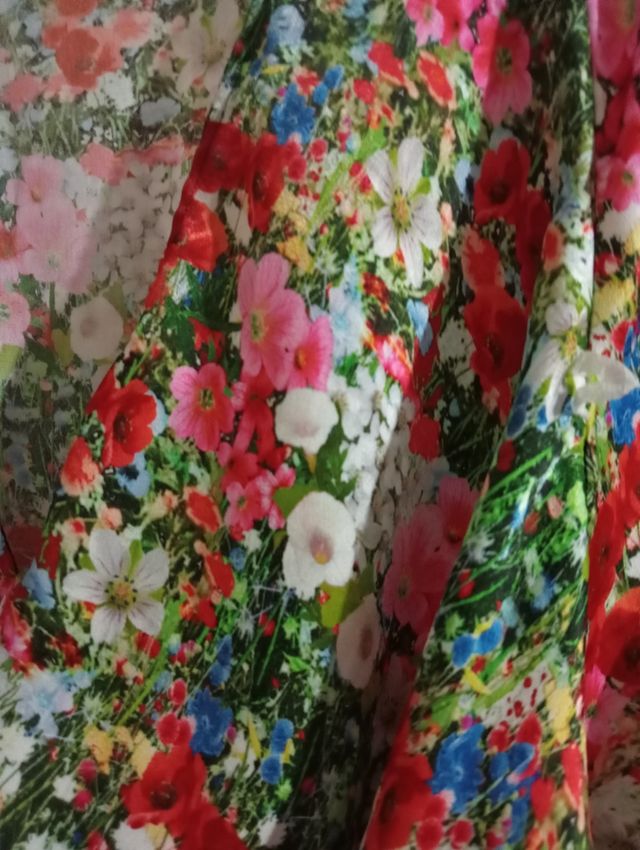 Vestido corto de flores y volantes