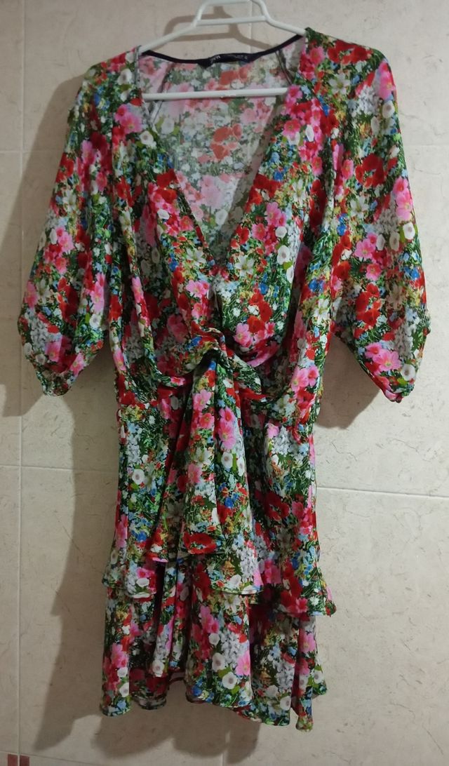 Vestido corto de flores y volantes