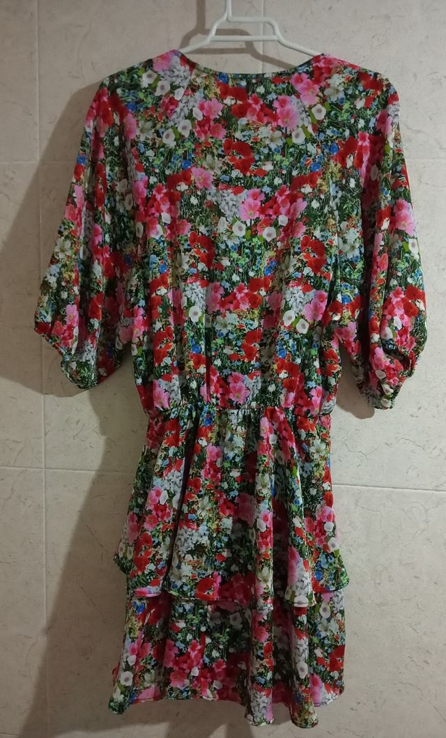 Vestido corto de flores y volantes