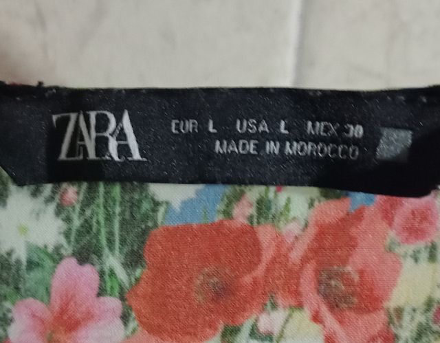 Vestido corto de flores y volantes