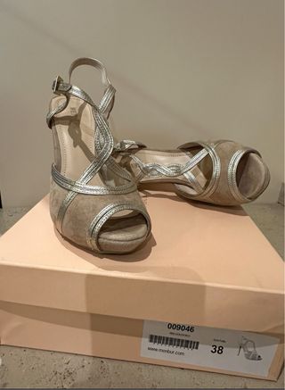 Sandalias de tacón con plataforma interior.