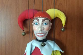Marioneta artesanal checa. Títere de bufón
