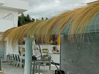 Se hacen sombrillas y pergolas. Ect