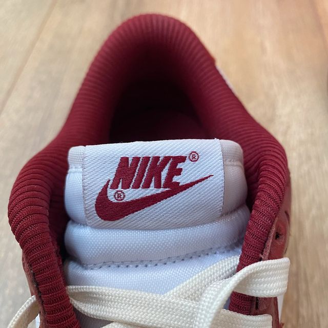 Nike dunk low premium vintage red