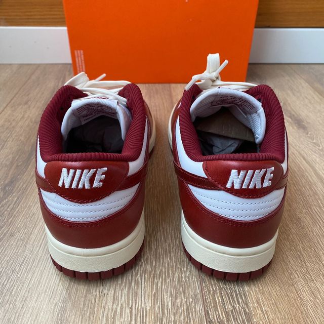 Nike dunk low premium vintage red