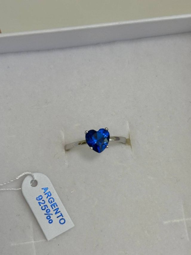 Anello a cuore con pietra colorata